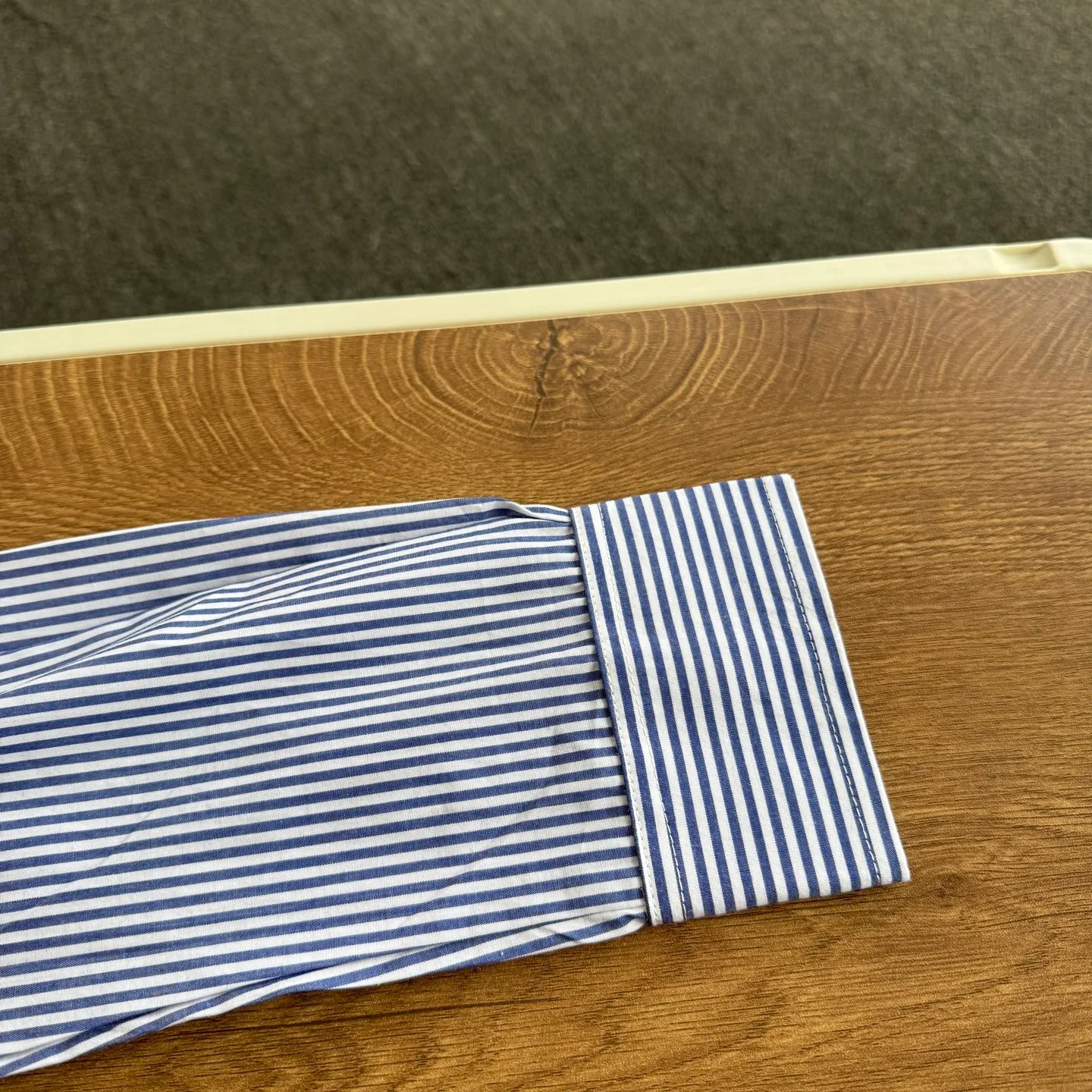 P180 Style No. G66 Ralph Lauren/Ralph Lauren Striped Casual Shirt 1️⃣Made of high-quality classic striped fabric, the upper body is soft and comfortable, extremely delicate, has a solid, smooth and soft feel. The fabric does not wrinkle, and the feel is invincible. The details are handled perfectly! 2️⃣Adopting the washing process, the workmanship details are perfectly controlled. They are all hemmed with vest technology, and the insides of the sleeves are also used. Different from the four-needle and five-thread workmanship, the collars are also all designed with interlining, showing high-end fashion and individuality, and the style is fashionable, simple and elegant! 3️⃣It is very youthful and energetic, and can be easily worn by both men and women. It is very in line with the fashion aesthetic concepts of today's young people! Color: Striped Blue Size: S M L XL